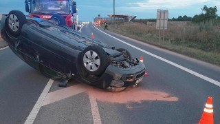 V pondělí večer skončilo u Třebíze auto na střeše