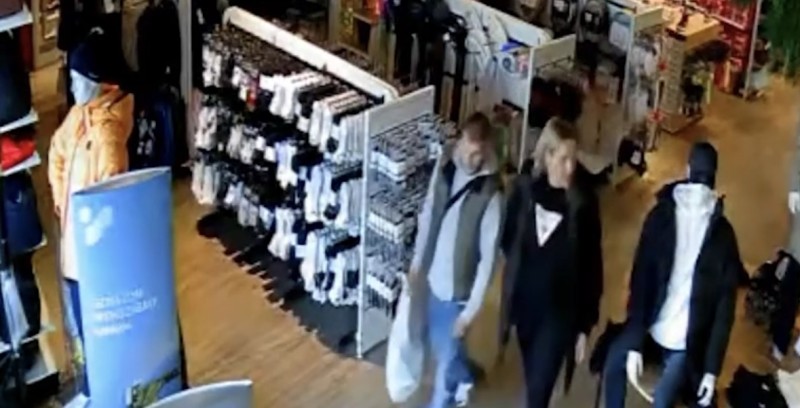 Policie hled&aacute; tuto dvojici, nav&scaron;t&iacute;vila obchodn&iacute; centrum v Americk&eacute;