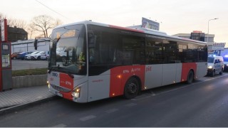 Autobus zabrzdil a muž si zlomil nohu. Policie hledá svědky