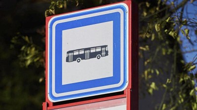 Kraj nechá vyměnit tisíce označníků na autobusových zastávkách