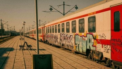 Mlad&iacute;ci chtěli na Ostrovci posprejovat vlak