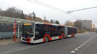 Do Kladna od včerejška zajíždějí kloubové autobusy