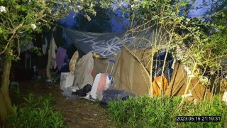 Bezdomovci spí venku a zůstává po nich nepořádek