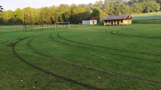 Neznámý vandal rozjezdil fotbalové hřiště v Blevicích