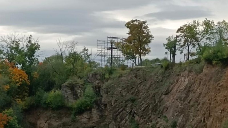 Nové kříže na Slánské hoře