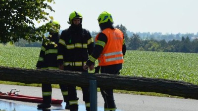 Nehoda u Buštěhradu. Řidič dostal smyk. Na místě záchranka i hasiči