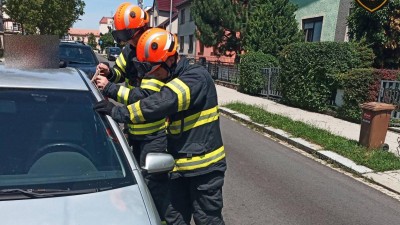 Hasiči osvobodili v Nelahozevsi psa z rozpáleného auta