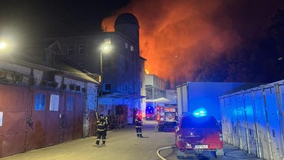 Hasiči likvidují velký požár v pekárně v Berouně