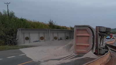 Na dálnici u Kutrovic havaroval kamion