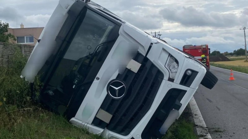 Kamion skončil u Vinařic v příkopu