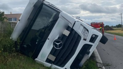 Kamion skončil u Vinařic v příkopu