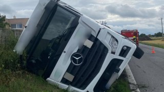 Kamion skončil u Vinařic v příkopu