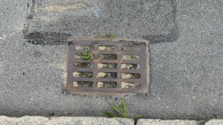 V Tuchlovicích někdo lil do dešťové kanalizace beton