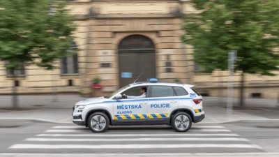 Nehoda na Poděbradově: viník ujel, vypátrala ho městská policie