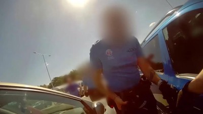 Měští policisté ve Slaném zachránili batole z auta