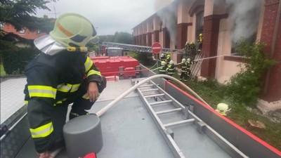 VIDEO: Požár skladu haly s kartonovými obaly v Brandýse nad Labem se rychle šířil. Takto ho zdolávali hasiči
