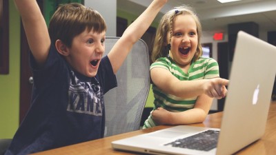 Průměrně pět hodin denně na internetu! Tolik času tam tráví děti ve Středočeském kraji