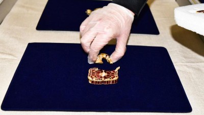 Obrazem: Unikátní poklad zlatých šperků mimořádné hodnoty nalezený na území Středočeského kraje byl představen na krajském uřadě