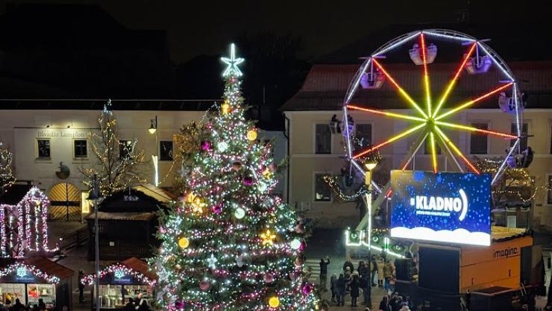 Středočeský kraj hlasuje o nejkrásnější stromeček. Je mezi nimi i kladenský a slánský