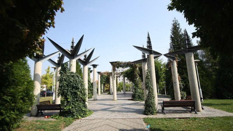 Př&iacute;li&scaron; siln&aacute; marihuana? Mlad&iacute;ka před silvestrovskou půlnoci honili čerti, jednoho chytil před parkem Trilobit