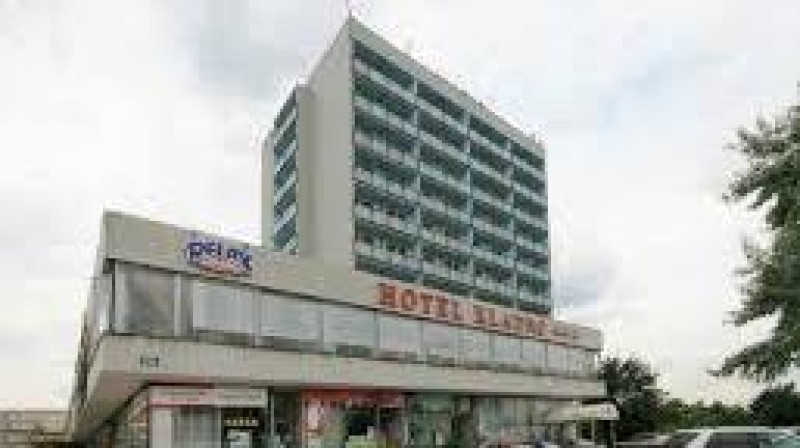 Agresivní host nesmyslně vyhrožoval recepční, skončil v poutech strážníků a putoval na policii