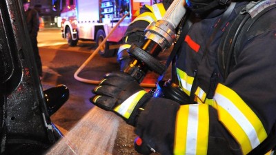 U obce Tuřany na Kladensku na silnici č. 7 došlo k požáru osobního auta