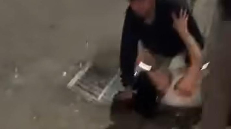 Hrůzná rvačka v pátek večer v centru Slaného. Muži zde mlátili ženy na ulici