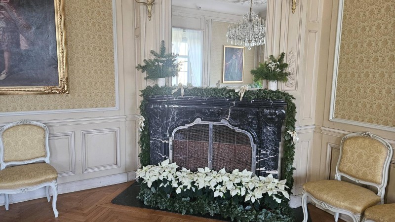 Na zámku Lány se venku sází stromy, uvnitř jsou už Vánoce