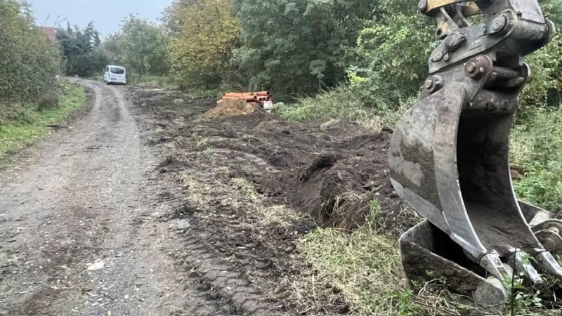 Opravu silnice ve Smečně komplikuje mokřad. Bagr se v něm utápí