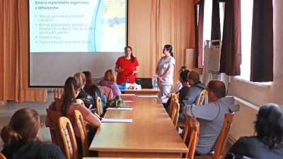 Jak cvičit a jak dýchat? Slánská porodnice pomáhá nastávajícím maminkám připravit se na porod