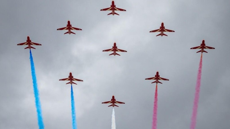 Gripeny a Red Arrows proletí nad Ruzyní a Prahou