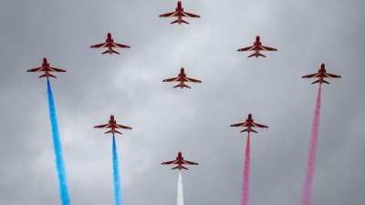 Gripeny a Red Arrows proletí nad Ruzyní a Prahou