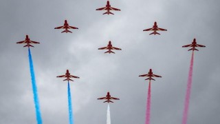 Gripeny a Red Arrows proletí nad Ruzyní a Prahou