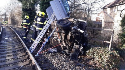 V Liboci se srazilo auto s vlakem