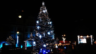 O víkendu začaly v Kladně Vánoce rozsvícením Pohádkového stromu