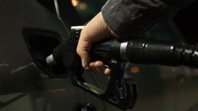 Ceny benzínu a nafty stále padají, čím to je? Podle ekonoma ale může cena skokově narůst