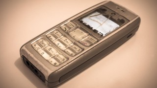 Přineste starý mobil do knihovny ve Slaném. Pomůžete jí