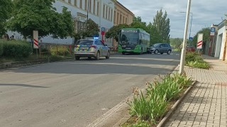 Ve Zlonicích se srazilo osobní auto s autobusem