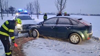 Pern&aacute; noc středočesk&yacute;ch hasičů. Vyjeli k 15 nehod&aacute;m