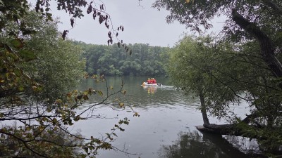 Do rybníku Kala u Hostivic je zákaz vstupu