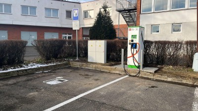 Další místo ve Slaném, kde si nabijete elektromobil