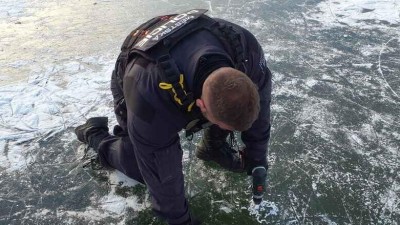 Hl&iacute;dky městsk&eacute; policie kontrolovaly tlou&scaron;ťku ledu na kladensk&yacute;ch rybn&iacute;c&iacute;ch