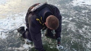 Hl&iacute;dky městsk&eacute; policie kontrolovaly tlou&scaron;ťku ledu na kladensk&yacute;ch rybn&iacute;c&iacute;ch