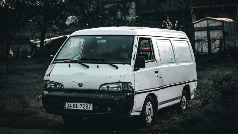 Jezd&iacute; po Kralupech b&iacute;l&aacute; dod&aacute;vka a sb&iacute;r&aacute; ženy? Policie se vyj&aacute;dřila