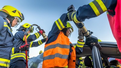 U Velvar se střetla dvě auta, ve Slaném narazilo auto do stromu, došlo ke zranění a probíhají zde záchranné a vyprošťovací práce