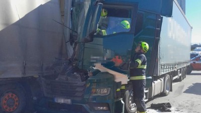 Hasiči na obchvatu museli vystř&iacute;h&aacute;vat řidiče kamionu