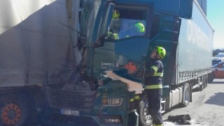 Hasiči na obchvatu museli vystř&iacute;h&aacute;vat řidiče kamionu