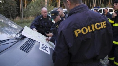 Policisté s mačetami, sekerami, hráběmi a krumpáči pročesávají lesík u pražských Jinonic