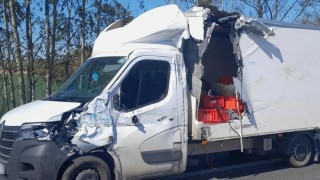 U Slaného se srazila dodávka s náklaďákem