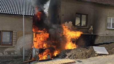 Těžký požár v Brandýsku. Od plynovodu chytnul dům